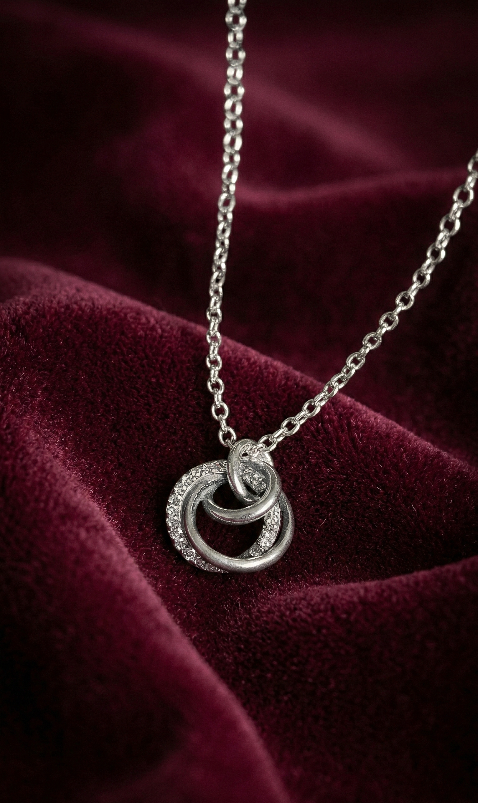 Elegant Interlocking Circle Diamond Pendant Necklace – Modern Silver Minimalist Necklace