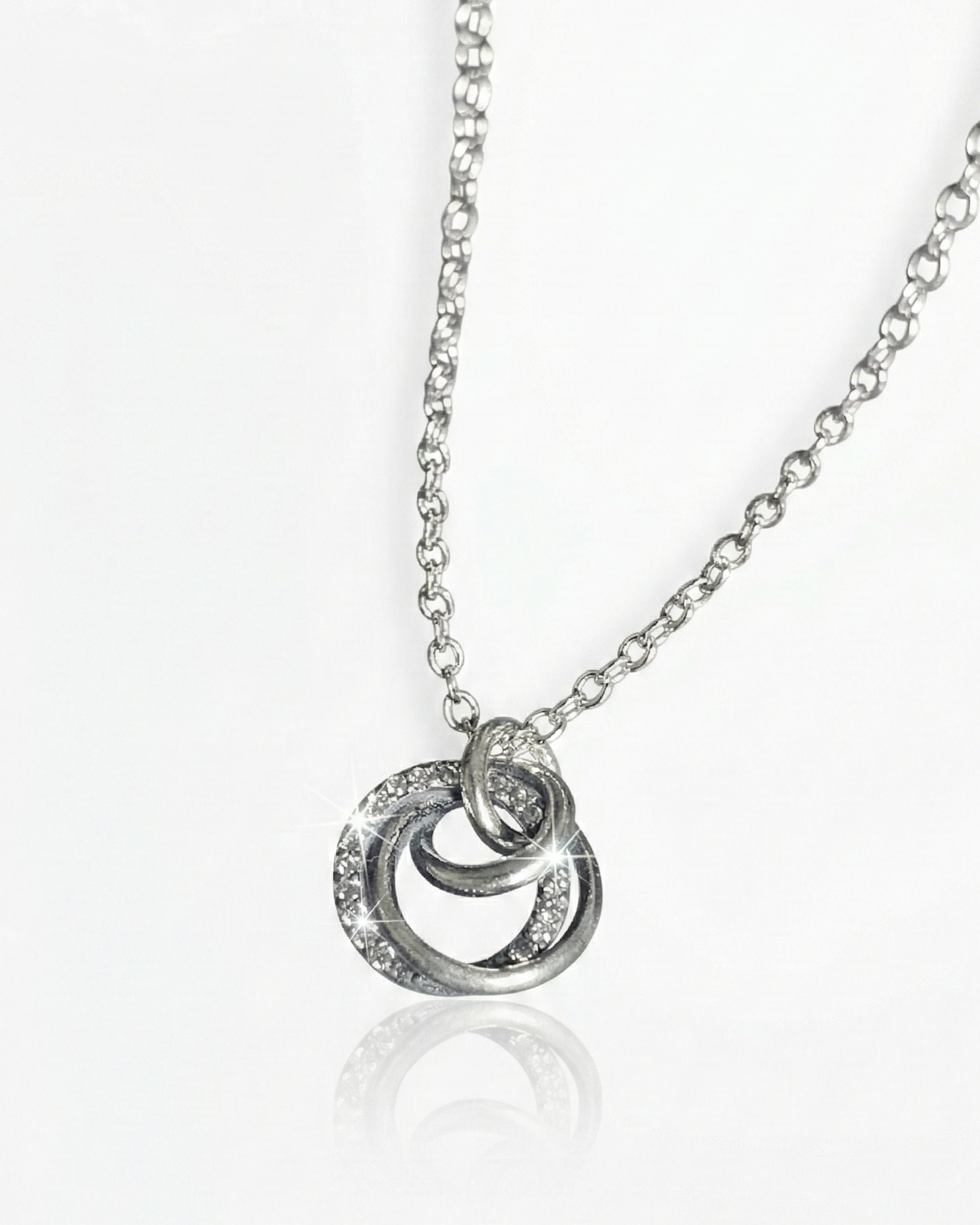 Elegant Interlocking Circle Diamond Pendant Necklace – Modern Silver Minimalist Necklace