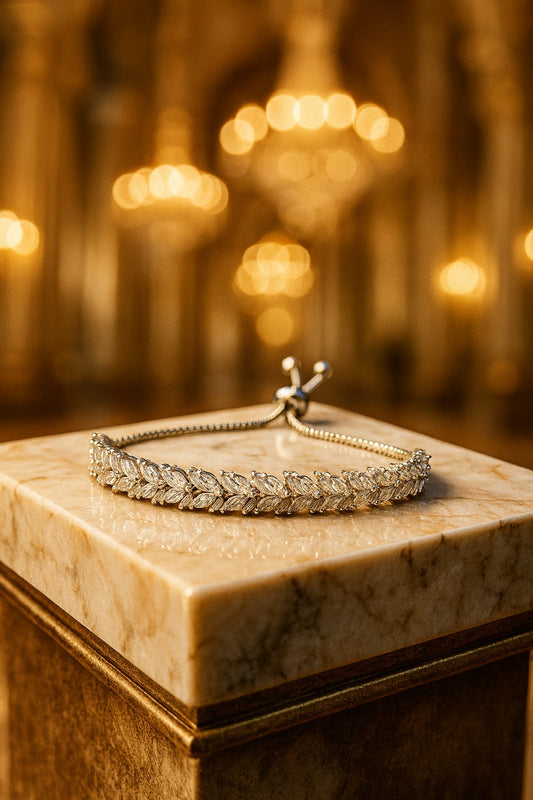 "Exquisite Silver Bracelet with Sparkling Diamond Leaf Design – Adjustable and Elegant for Every Occasion"